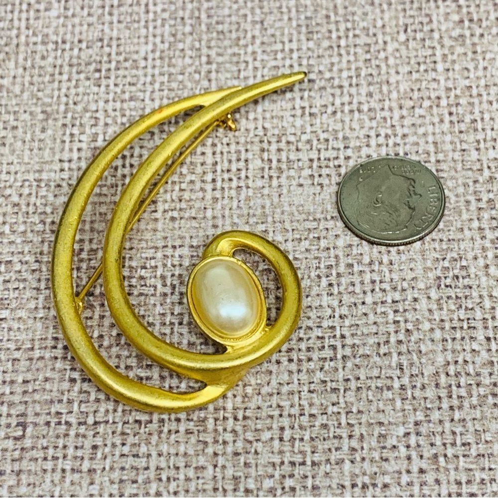 VTG Gold Pearl Swirl Brooch